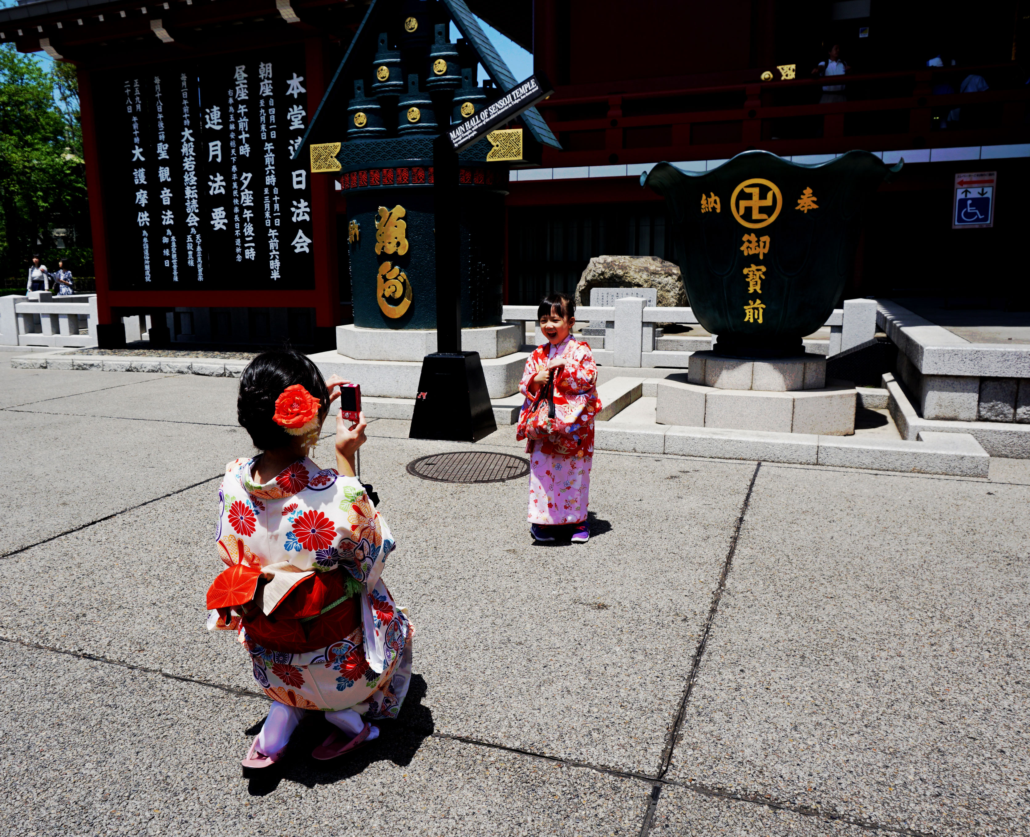Mother-takes-daughters'-photo-at-Senso-ji-Shrine