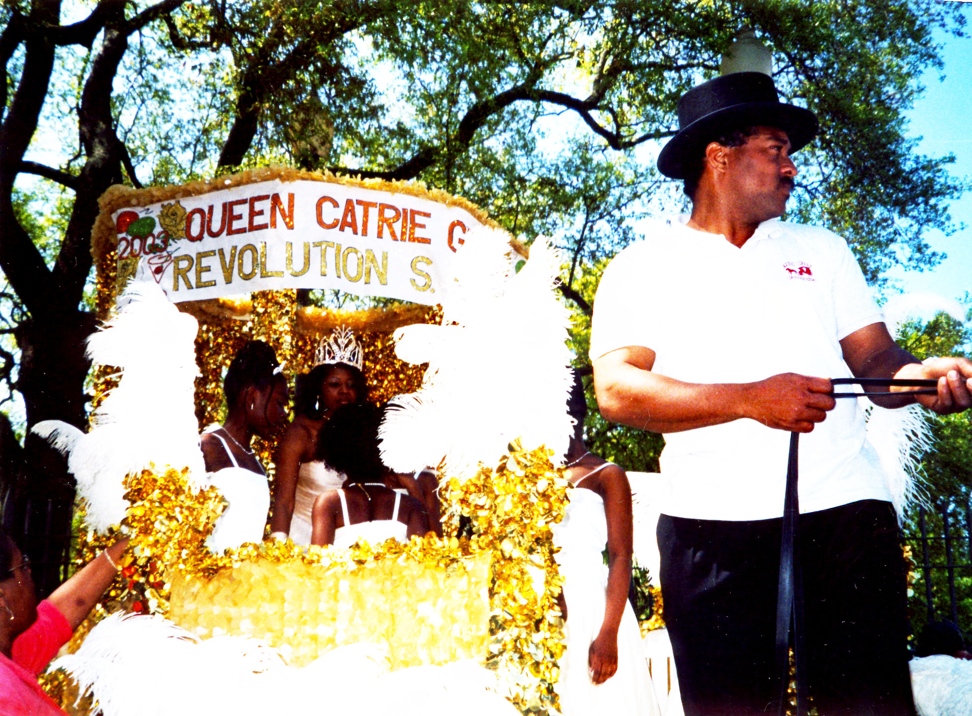 Mardi-Gras-Queen-joins-procession