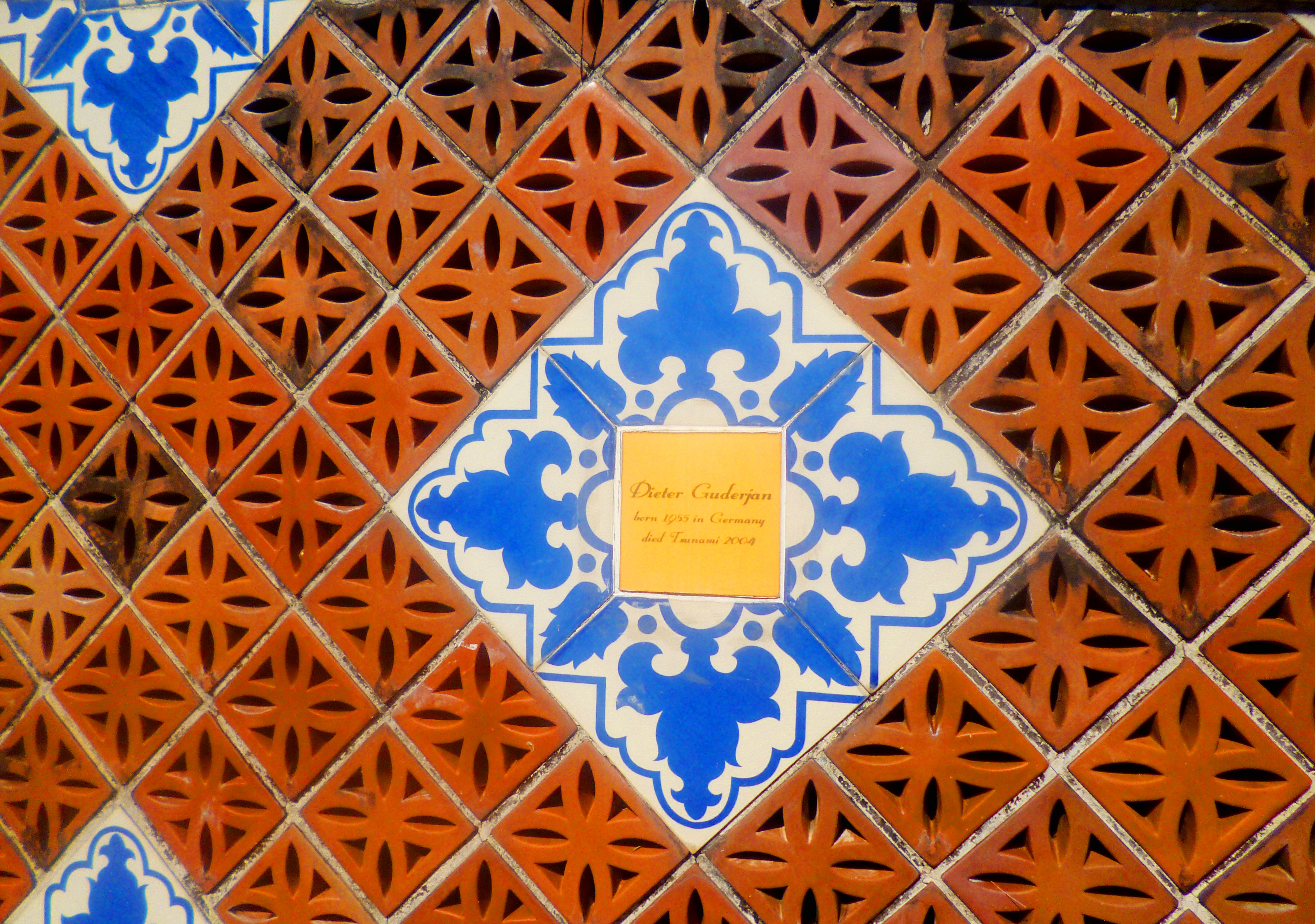 memorial-plaque-at-tsunami-centre