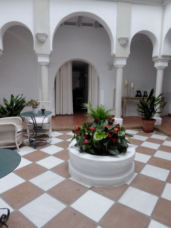 Patio-of-Cortijo-Bravo-Hotel