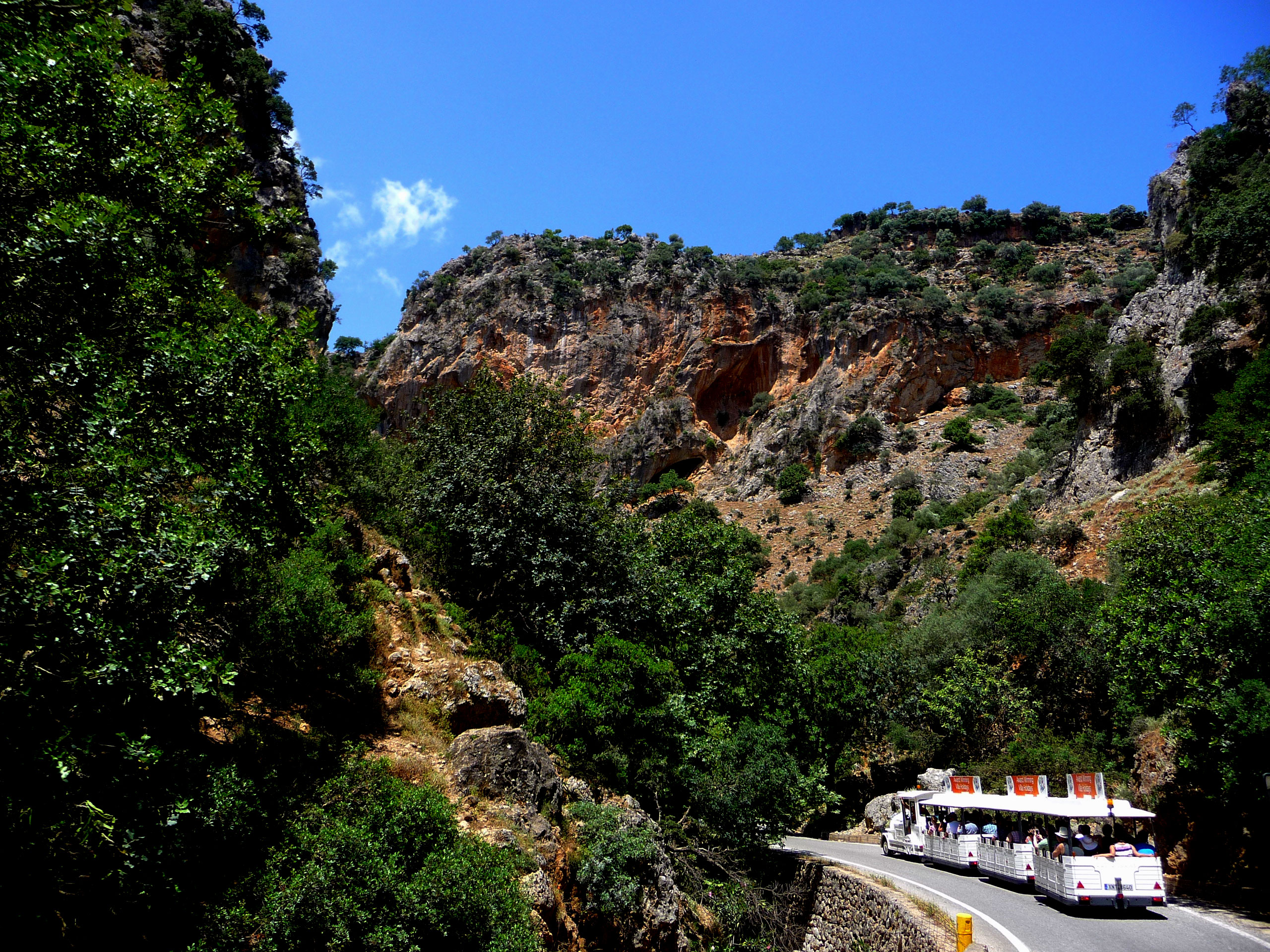 The-Dotto-Train-navigates-the-Therisso-Gorge