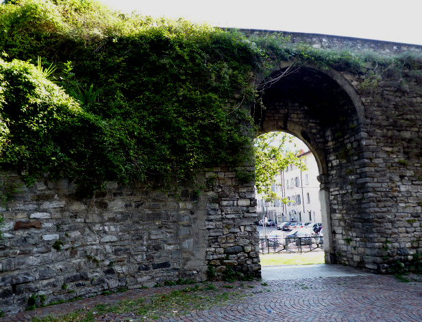 Como's Old Walls