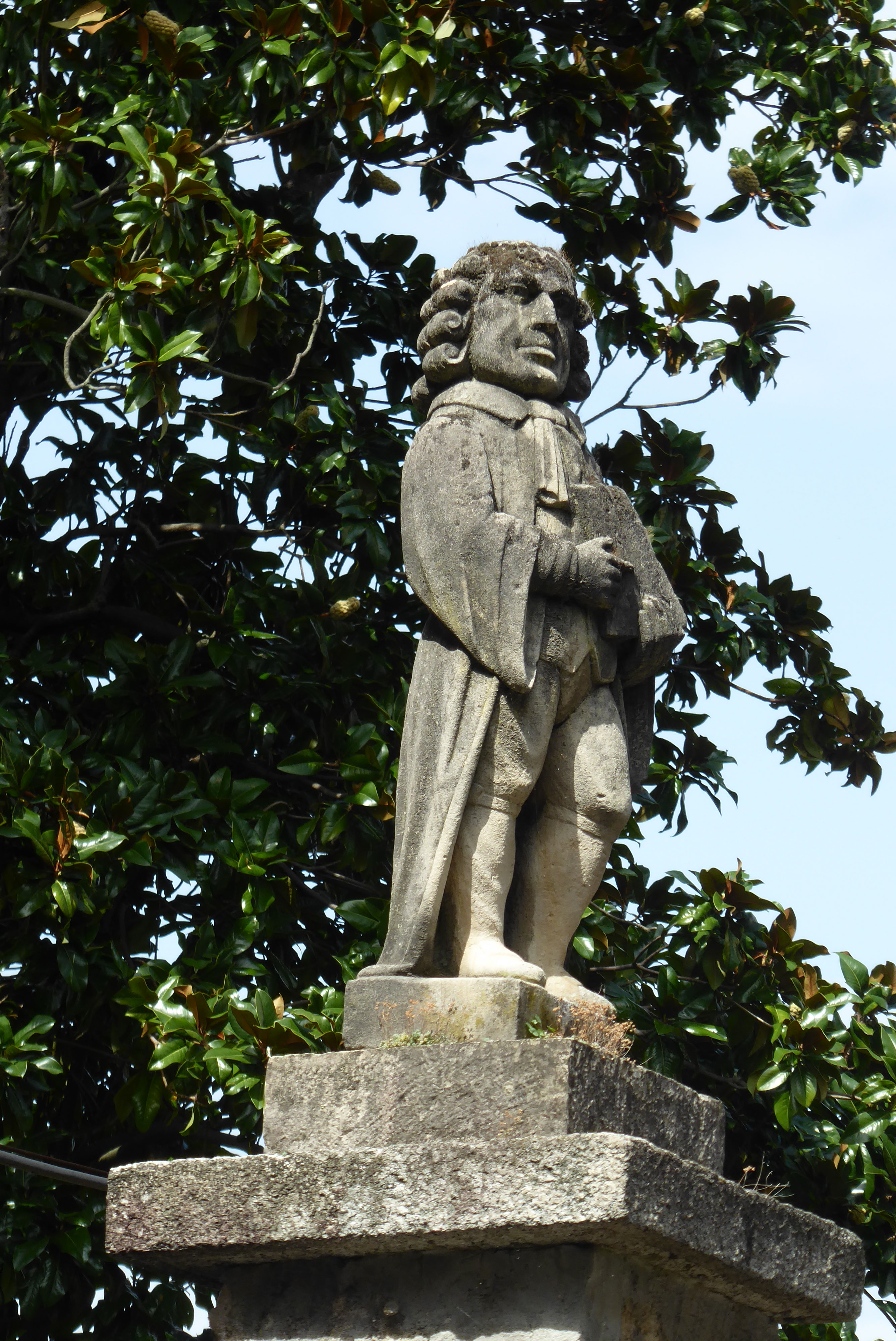 Face-to-face-with-odd-statues