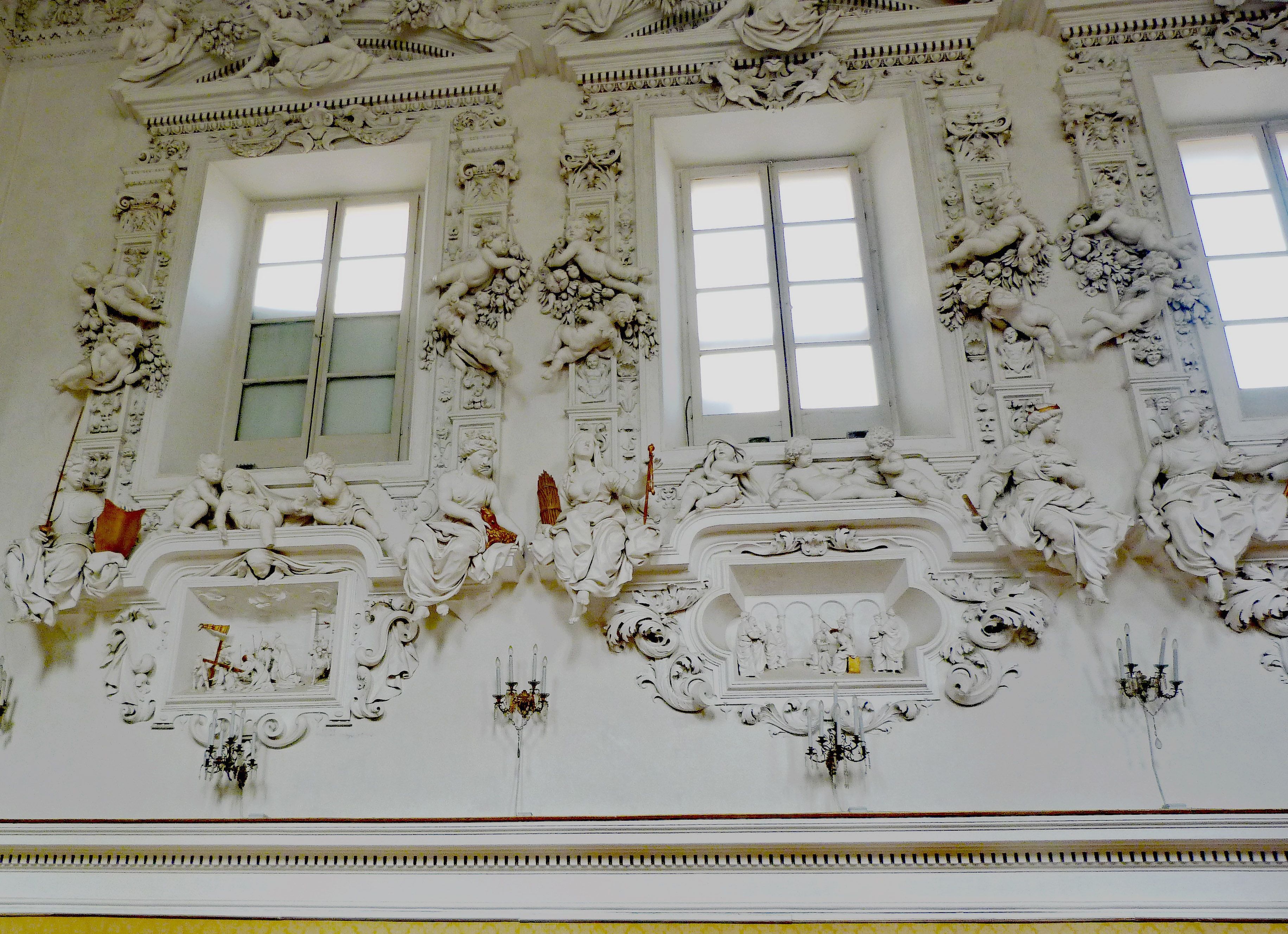 Window wall with playing cherubs